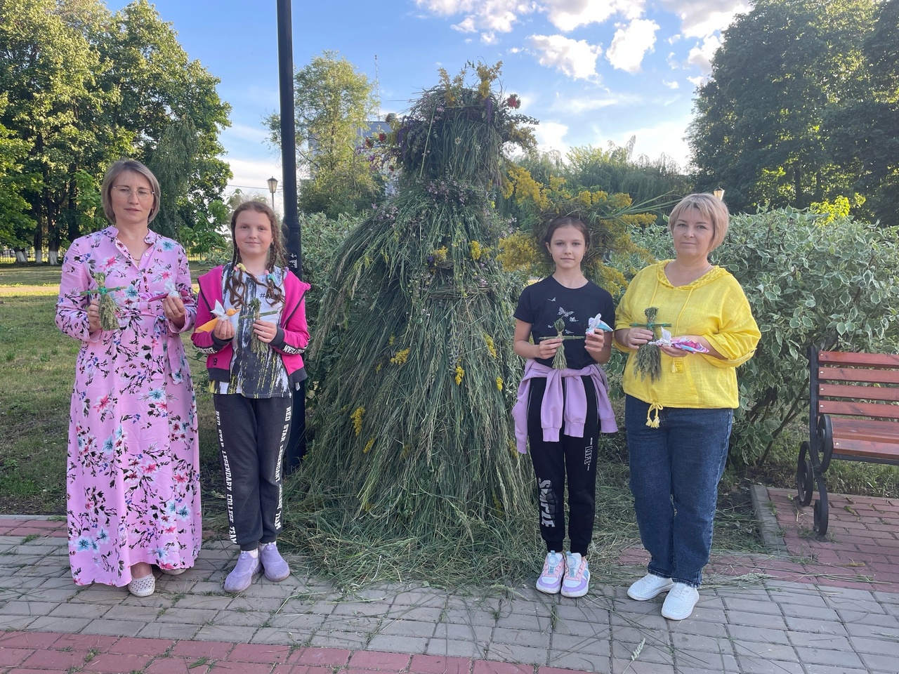 22 июня в районном парке состоялось мероприятие «Мы Троицу встречаем»..