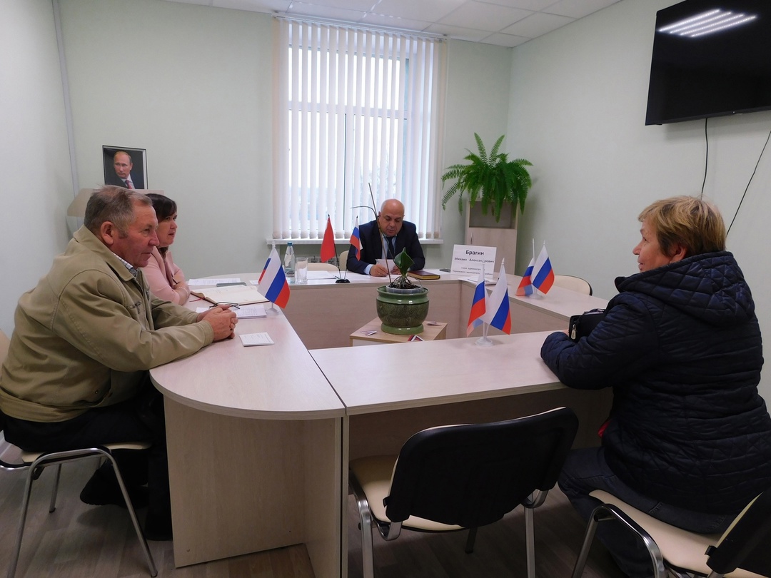 1 ноября глава администрации района Михаил Брагин провел личный прием граждан в Есиповском сельском поселении..