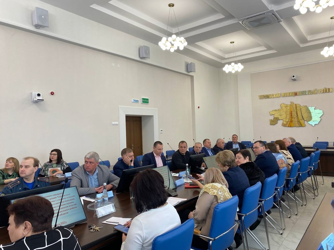 В минувший понедельник под председательством главы администрации Терновского района Михаила Александровича Брагина прошло расширенное совещание.