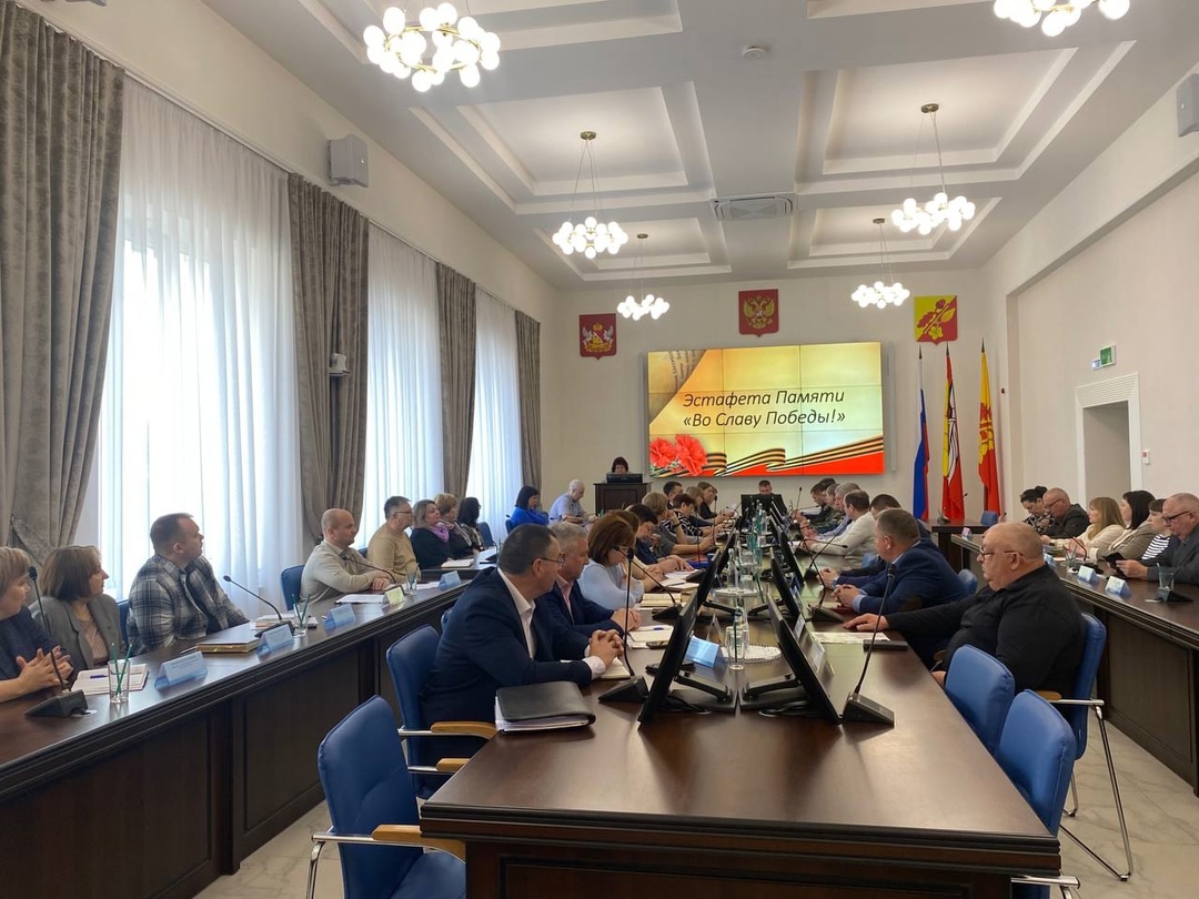 В минувший понедельник под председательством и.о. главы администрации Терновского района Евгения Дмитриевича Неретина прошло расширенное совещание.