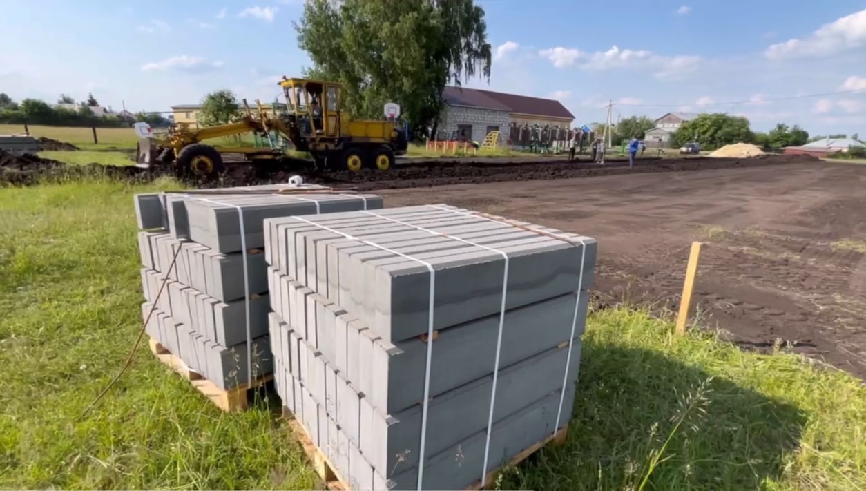 Павел Чибисов посетил строящийся сквер в с.Терновка на улице Победы 100..