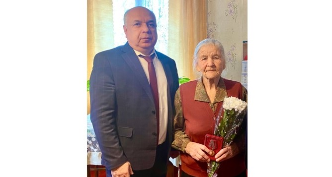 Глава администрации района Михаил Брагин вручил юбилейную медаль. Глава администрации района Михаил Брагин вручил юбилейную медаль.