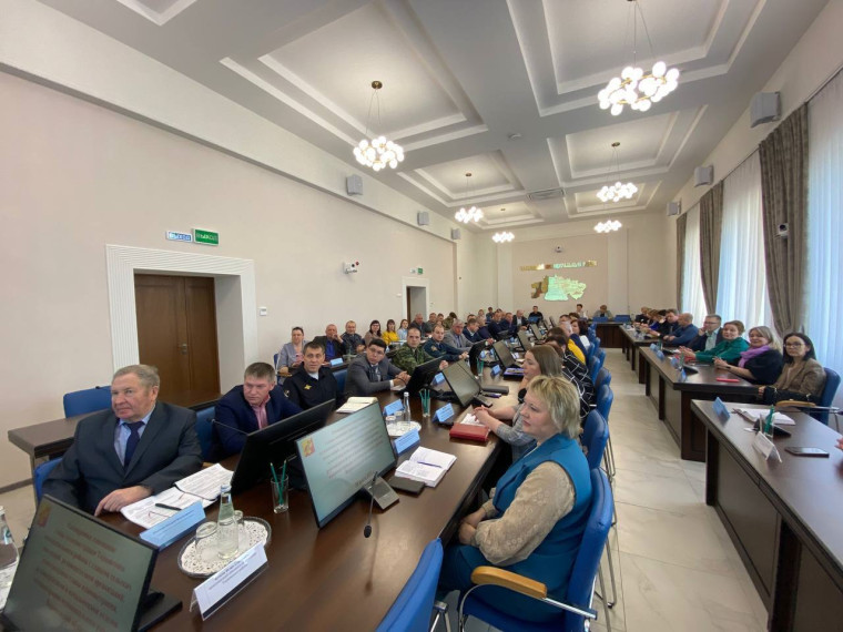 Сегодня под председательством главы администрации Терновского района Михаила Александровича Брагина прошло расширенное совещание. Сегодня под председательством главы администрации Терновского района Михаила Александровича Брагина прошло расширенное совещание.