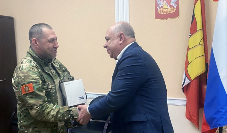 Глава администрации района Михаил Брагин передал квадрокоптер. Глава администрации района Михаил Брагин передал квадрокоптер.