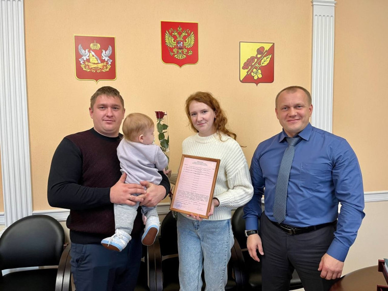 Павел Чибисов вручил молодой семье Евгению и Ирине Евстратовым из села Николаевка сертификат на приобретение жилья.. Павел Чибисов вручил молодой семье Евгению и Ирине Евстратовым из села Николаевка сертификат на приобретение жилья..