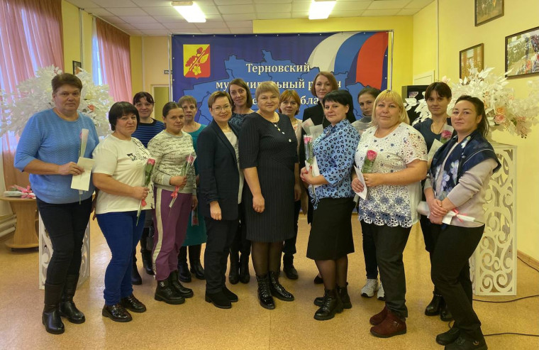 В малом зале районного Дома культуры поздравили многодетных мам. . В малом зале районного Дома культуры поздравили многодетных мам. .