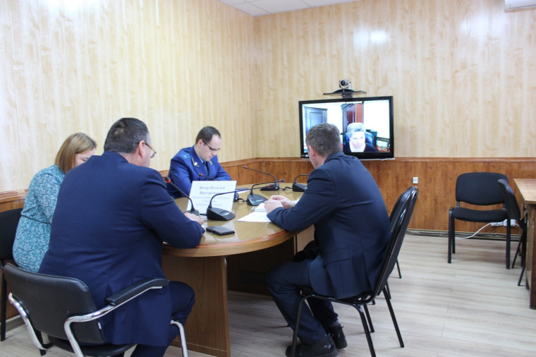 В общественной приёмной Губернатора в режиме видео-конференц-связи провела приём граждан Министр природных ресурсов и экологии Воронежской области Наталья Ветер. В общественной приёмной Губернатора в режиме видео-конференц-связи провела приём граждан Министр природных ресурсов и экологии Воронежской области Наталья Ветер.