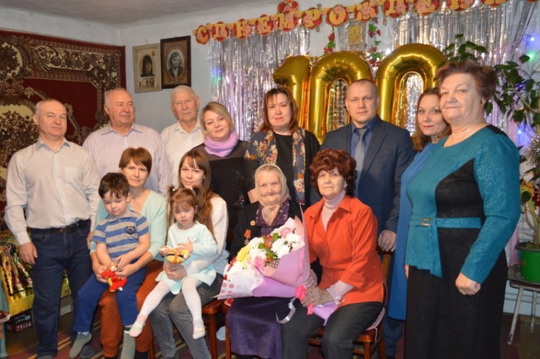 Сегодня свой 100-летний Юбилей отмечает жительница поселка Есипово Анна Кузьминична Чупряева.. Сегодня свой 100-летний Юбилей отмечает жительница поселка Есипово Анна Кузьминична Чупряева..