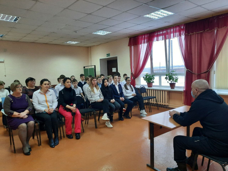 В Терновской средней школе №2 состоялась встреча с участником СВО.. В Терновской средней школе №2 состоялась встреча с участником СВО..