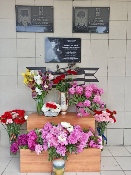 В школе Терновского района открыли мемориальную доску памяти выпускника, погибшего в зоне СВО.. В школе Терновского района открыли мемориальную доску памяти выпускника, погибшего в зоне СВО..